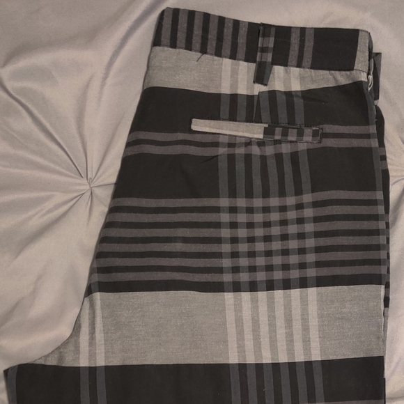 Men's Plaid Cargo Shorts - Picture 3 of 3